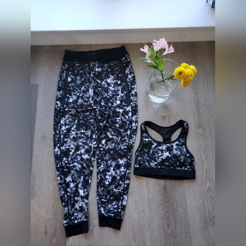 Move by Ardene Workout Set (Pants Have HUGE Zipper Pockets!)